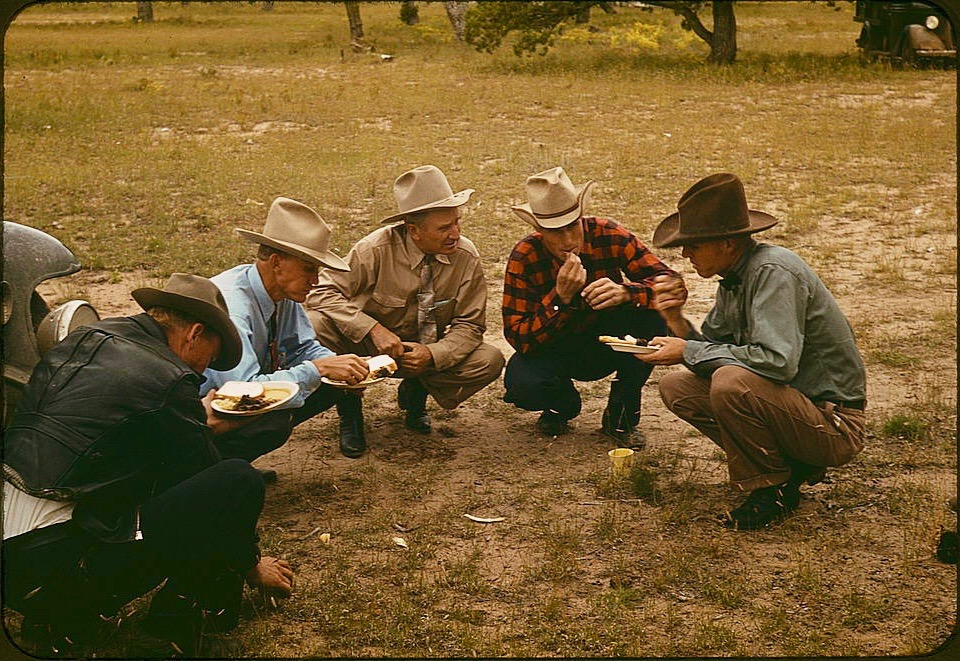 LRonLacy's tweet photo. In #OCTOBER 1940
‘Men of the community of Pie Town, New Mexico eating at the #barbeque’
Color transparency by #RussellLee (1903-1986) #FarmSecurityAdministration Oct. 1940
#PieTown #NewMexico #homesteading #homesteaders #farmers #farmlife #countryfair #festival #colorphotography https://t.co/By4fuiifOB