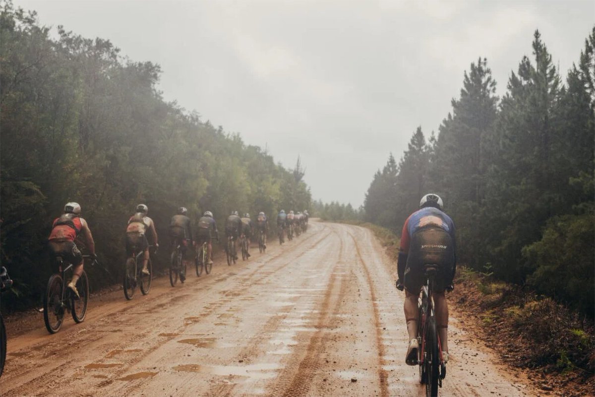 ¿Gravel o ciclocross? Matt Beers y Axelle Dubau-Prevot ganan la 1a y embarrada etapa de la Nedbank Gravel Burn: esmtb.com/gravel-o-ciclo…