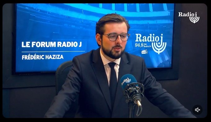 Ce clown de Phillipe Brun, fier de poser avec Christine Kelly, est allé hier sur le plateau du tr*poteur Frédéric Haziza sur Radio J pour cracher sur la France Insoumise 

Ce pauvre type qui depuis deux ans cherche a invisibiliser la situation des gazaouis. 
Le parti SOCIALISTE.