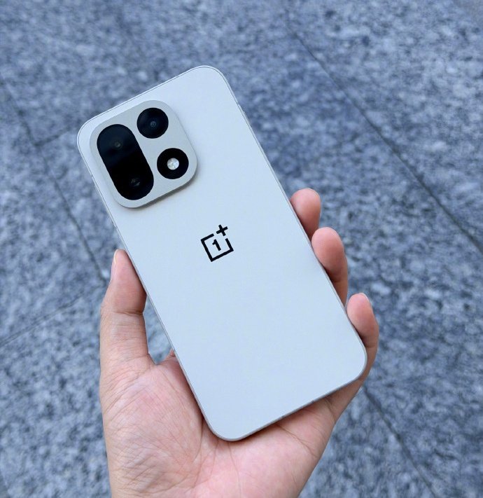 CreatorPrk's tweet photo. OnePlus 15 Pro First Look #OnePlus15 #oneplus https://t.co/v2HM2Z13JM