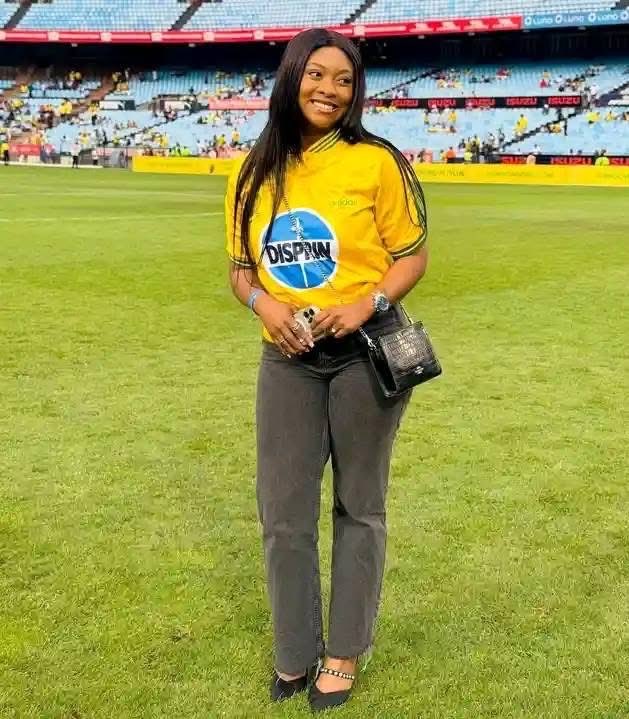 SundownsXtra_'s tweet image. Aubrey Modiba’s wife wearing the 1998/1999 classic adidas retro kit with the disprin logo 💛👆
