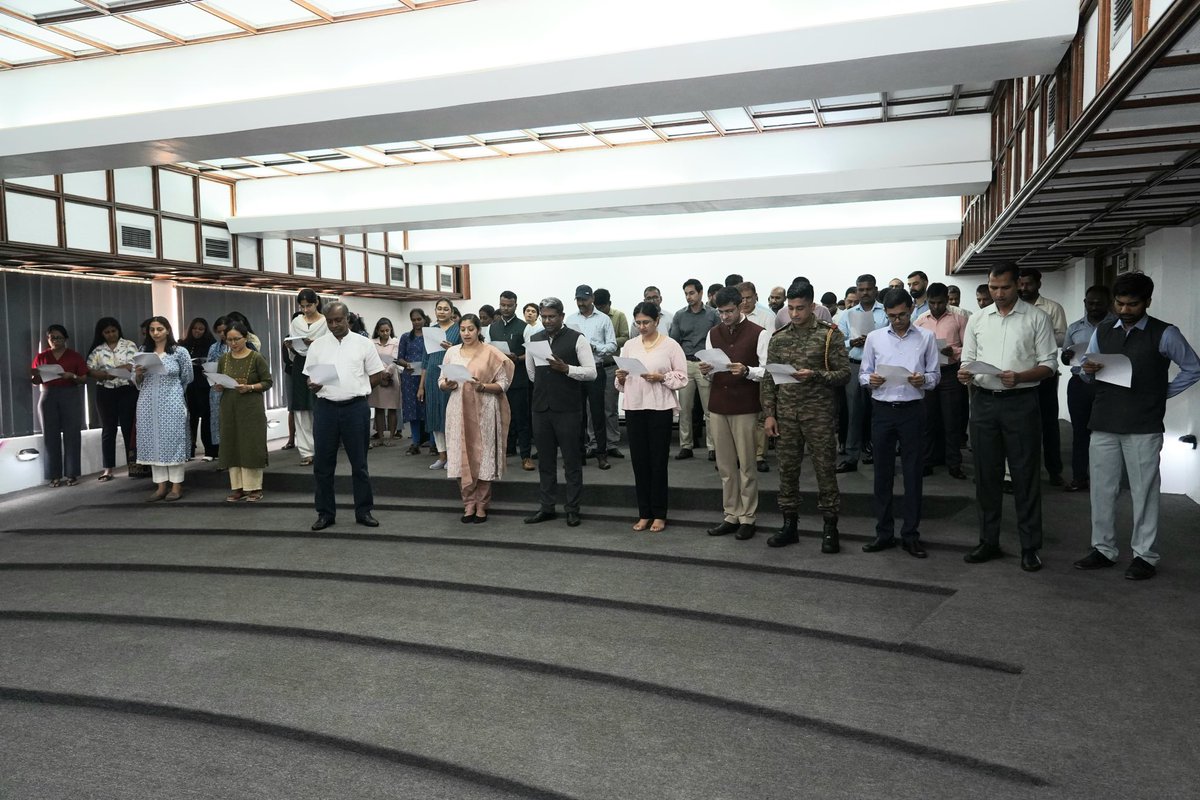IndiainSL's tweet photo. Deputy High Commissioner @DrSatyanjal &amp; all staff members of @IndiainSL took the Integrity Pledge, reaffirming their commitment to uphold the highest standards of honesty &amp; integrity at all times, and to actively support the fight against corruption.

@MEAIndia @IndianDiplomacy https://t.co/2vly1QbMvv