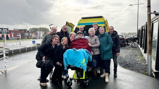 Naar de nieuwe sluis in Terneuzen. Daar ging zijn matrozen hart sneller van kloppen. Ook vandaag helpen wij drie immobiele en/of (terminale) patiënten met het vervullen van hun laatste wens.