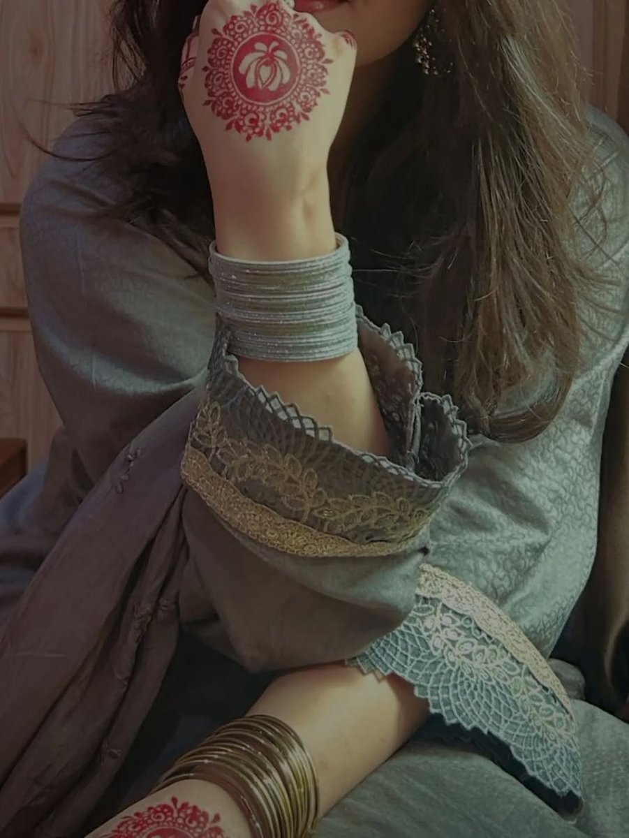 आपको अपनी पड़ोसन और मेरे में से एक को चुनना है आप किसे चुनेंगे😍