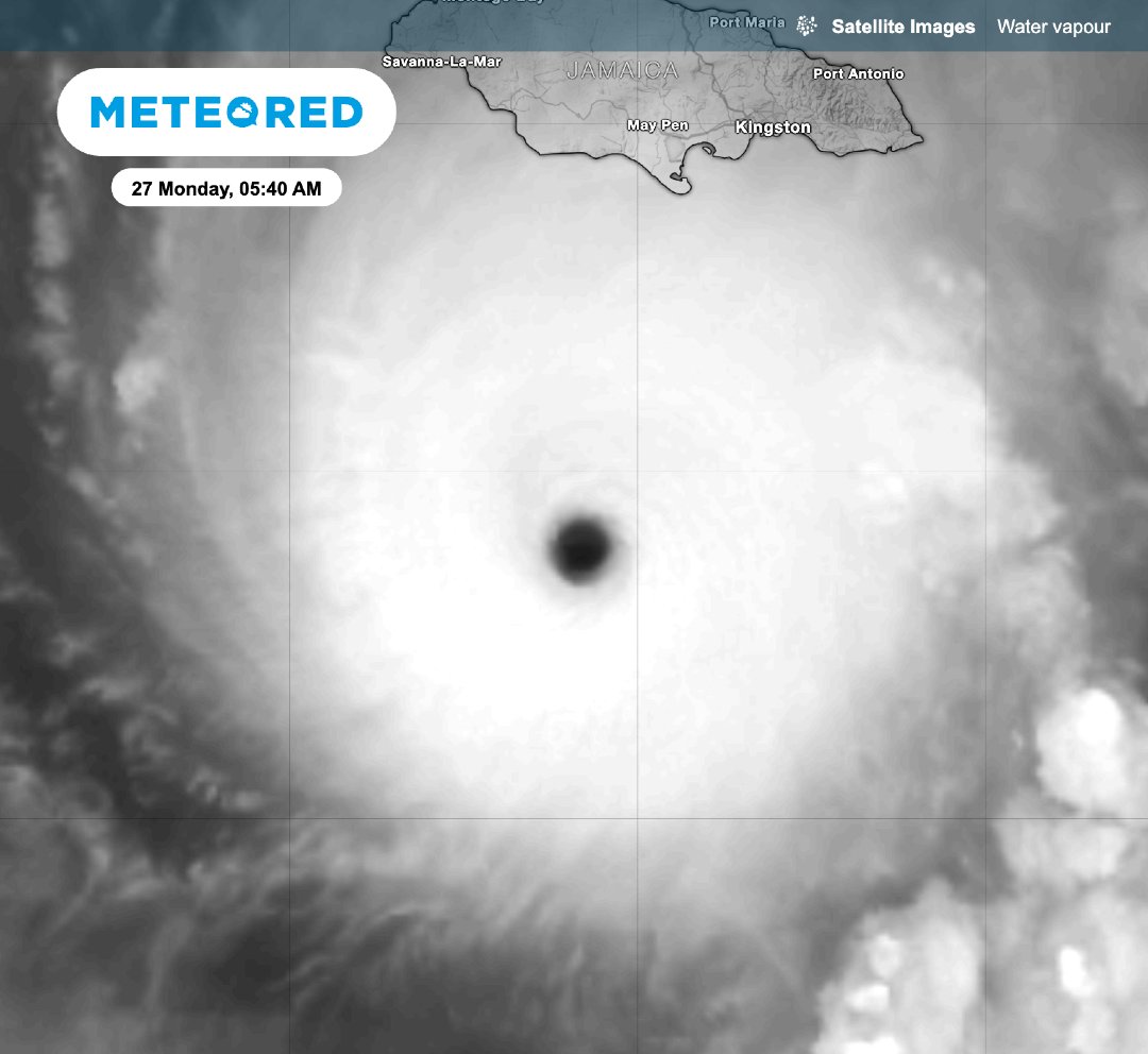 🌀 #Melissa is on the verge of reaching cat. 5, in fact it probably already is by now.

The cloud tops are extremely cold, below -90°C. It is extraordinarily powerful. The risks for Jamaica in the coming hours are extreme.

🛰️ meteored.com
