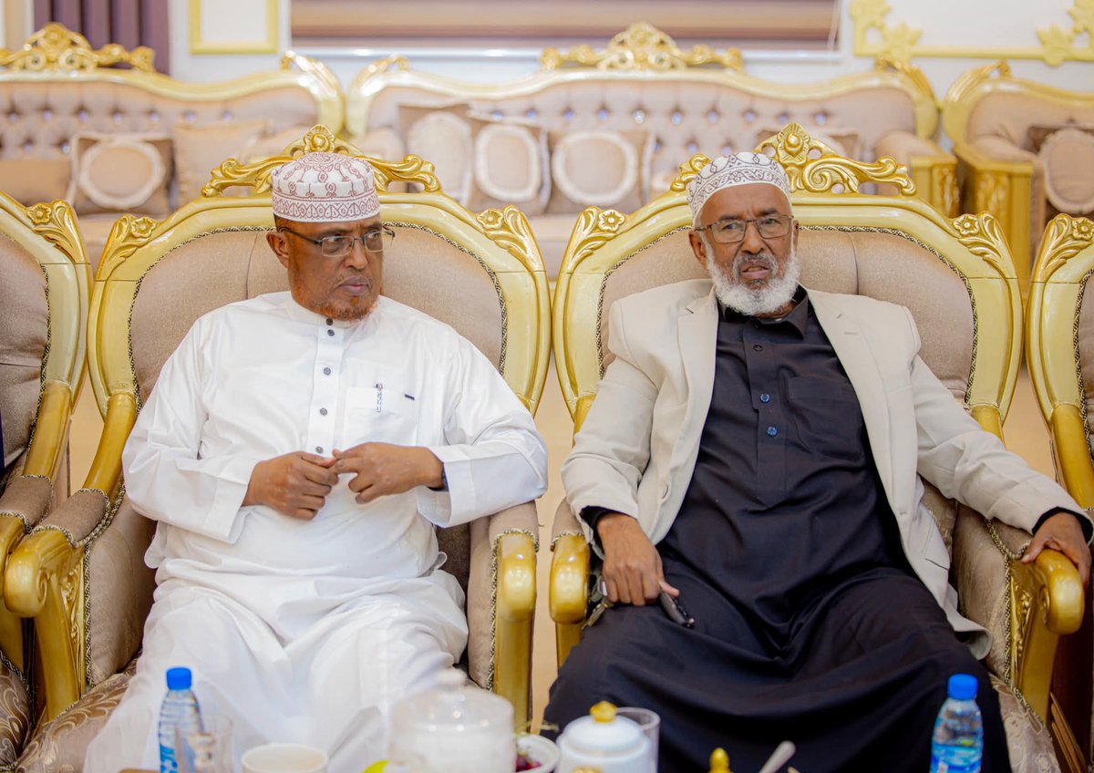 Sh. Maxamed sh. Cumar Dirir iyo Sh. Ismaaciil Cabdi Hurre (Dheeg). Ilaahay cimriga ha u barakeeyo