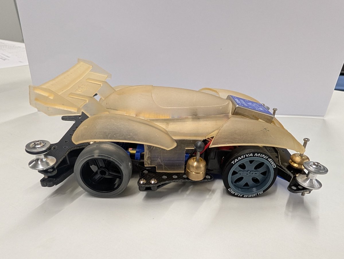 TOYAMA_CUP's tweet photo. G-1GP参加車両その1(試作中)
自社製品の電源を搭載することで電池残量にかかわらず安定した電圧を供給するシステム！？
疲れ知らずマシンの走りに注目だ！
#ミニ四駆
#企業団体対抗ミニ四駆
#富山県のものづくり https://t.co/TMSwXzS8bb