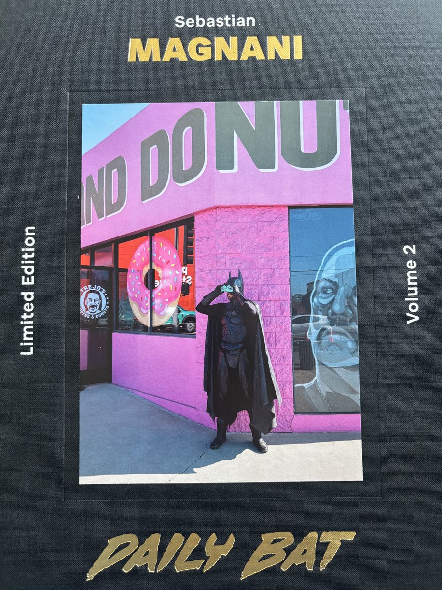 Hunt_Store's tweet image. Daily Bat
カメラマン: Sebastian Magnani
Vol.2
この限定版の写真集は日本ではHunttokyo.com のみで販売しております。
バットマンの日常を想像したことはありますか？
#batman #dailybat #sebastianmagnani #hunttokyo #ハントトウキョウ #アートショップ #ギフトショップ