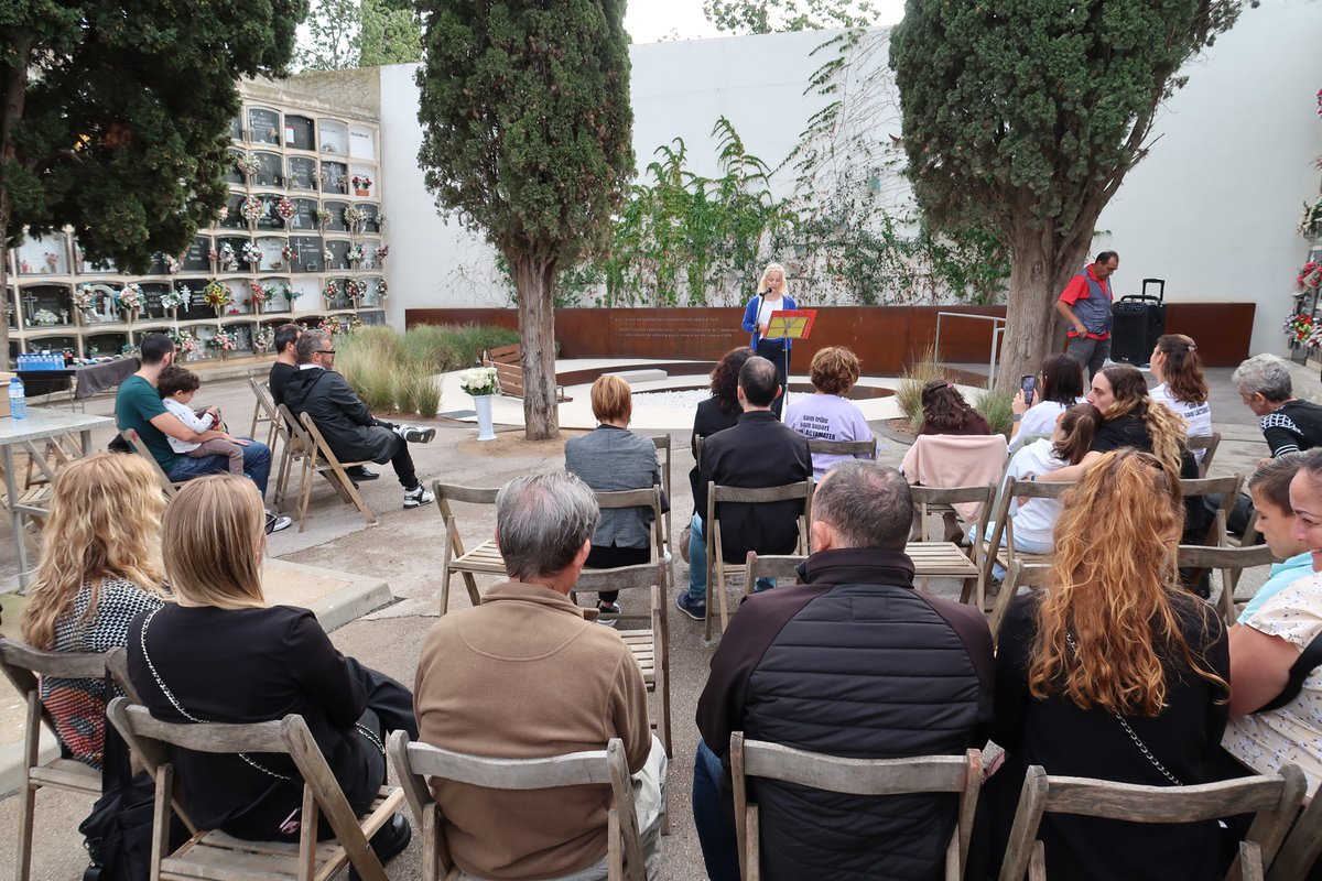 elbruguers's tweet photo. #Gavà commemora el Dia del Dol Perinatal. L' @AjuntamentGava , amb @LactaMater , van organitzar un acte al cementiri de record als infants que han marxat massa d'hora https://t.co/1d3UGjlhlK https://t.co/jAPDjL3kpM