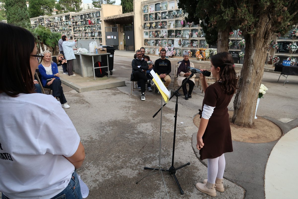 elbruguers's tweet photo. #Gavà commemora el Dia del Dol Perinatal. L' @AjuntamentGava , amb @LactaMater , van organitzar un acte al cementiri de record als infants que han marxat massa d'hora https://t.co/1d3UGjlhlK https://t.co/jAPDjL3kpM