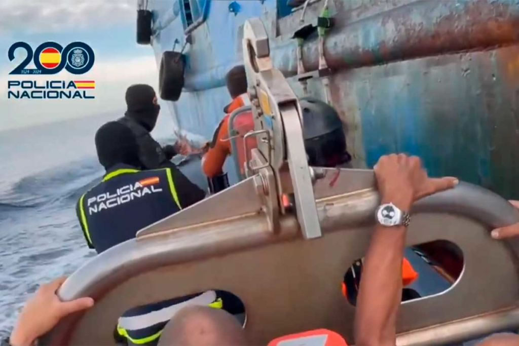 ▶️VIDEO: 4,000 kilos of cocaine seized on cargo ship near the #CanaryIslands  after DEA tip-off
 ▶️ See how nine people were arrested as GEO officers boarded the boat from a Spanish navy vessel…

canarianweekly.com/posts/VIDEO-4-…