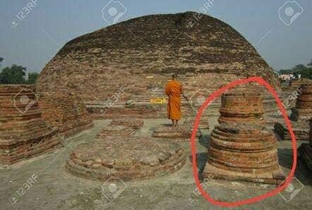 LakhanmeenaIND's tweet image. भाषा वैज्ञानिक और इतिहासकार आदरणीय डॉ राजेंद्र प्रसाद सिंह जी के अनुसार छठ मूल रूप से मनौती का पर्व है. 
मनौती के लिए ही बौद्ध धर्म में मनौती स्तूप बनाए जाते थे. 
छठ घाट पर बनी छठ की वेदी मनौती स्तूप से मेल खाती है. छठ मूल रूप उन्ही इलाकों में मनाया जाता है जहाँ तथागत बुद्ध…