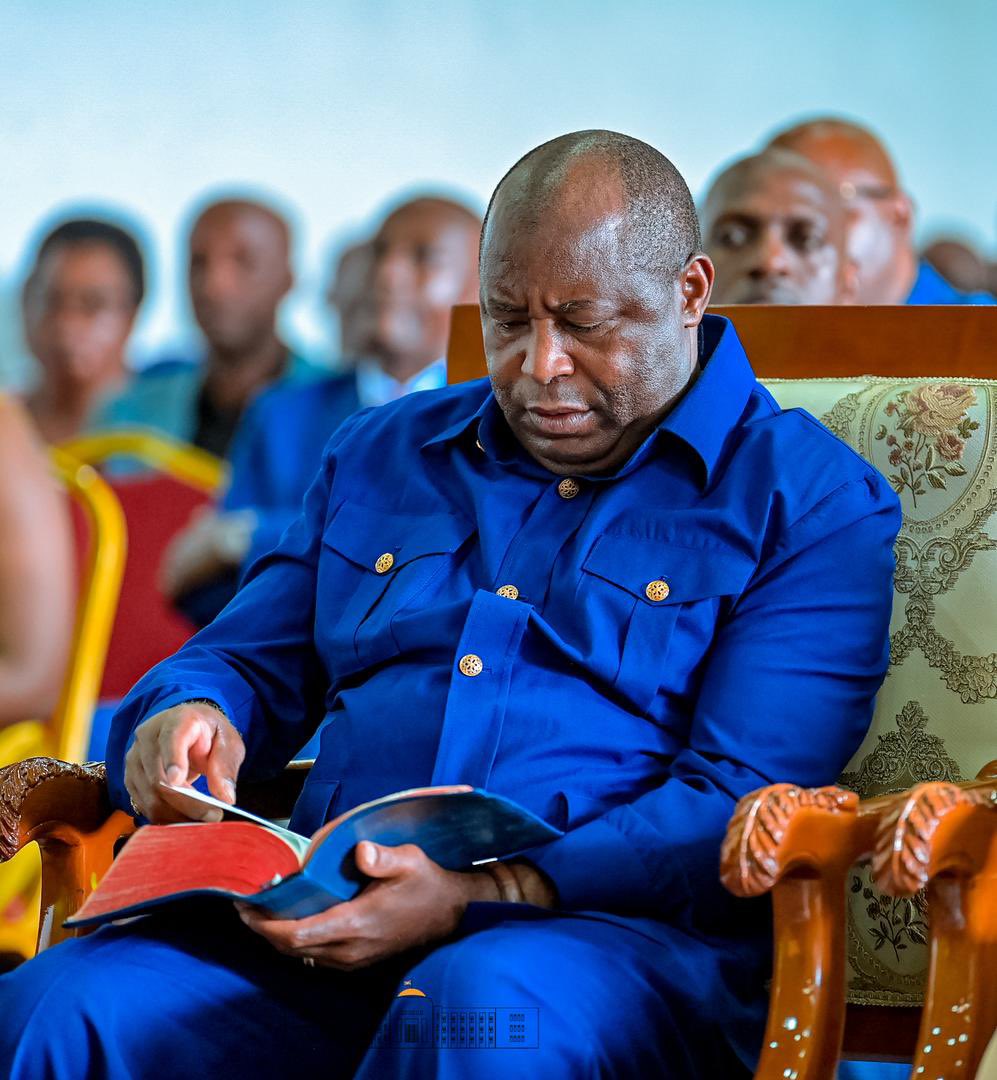 TheGreatLakesE1's tweet image. Burundi’s gamble: Will Ndayishimiye ignore Tshisekedi, heed AFC/M23 warning? 

Regionally isolated and increasingly uncertain about the ever-escalating eastern DRC crisis where he deployed over 20,000 troops to support the Congolese army coalition, Burundi President Evariste…