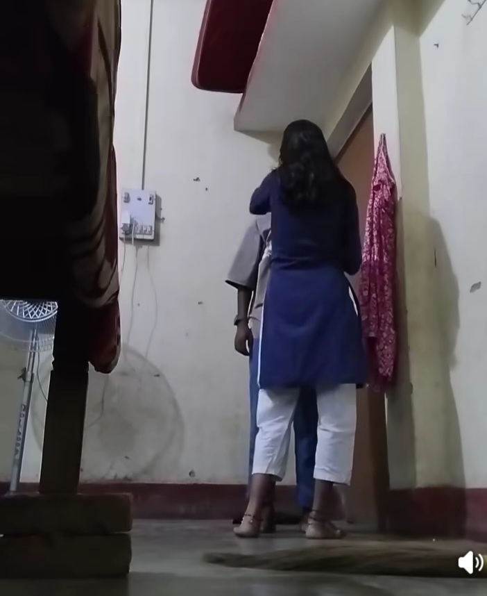 यह मामला फेसबुक ट्विटर यूट्यूब इंस्टाग्राम हर जगह वायरल हो रहा है l

आजकल के लोग कैमरा के इतने बड़े