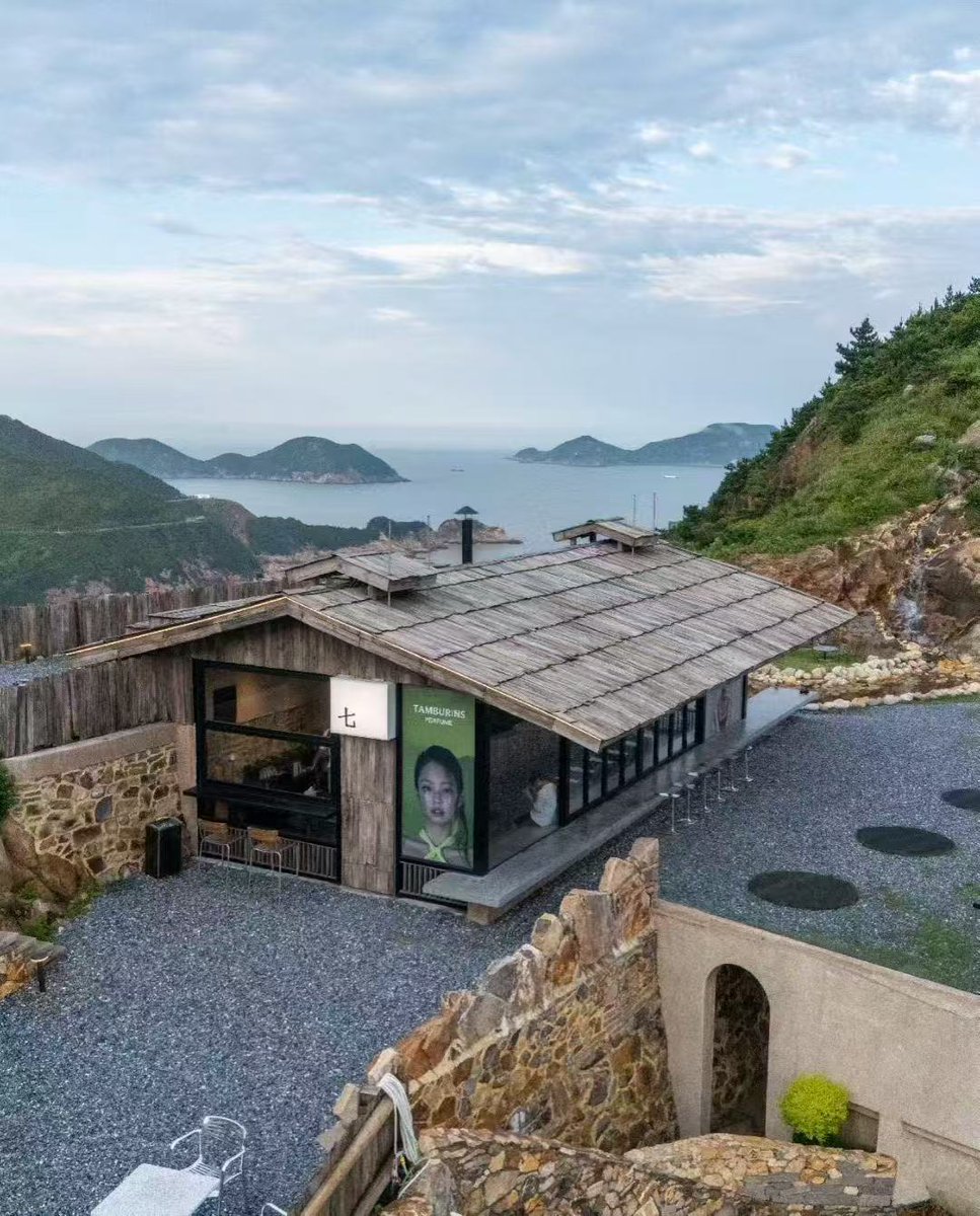 ailuqiao123's tweet image. Sipping coffee by the sea—pure bliss that wraps you up like a warm hug!
#CoastalVibes #CoffeeLovers #ChillMoments #TravelJoy #BeachLife