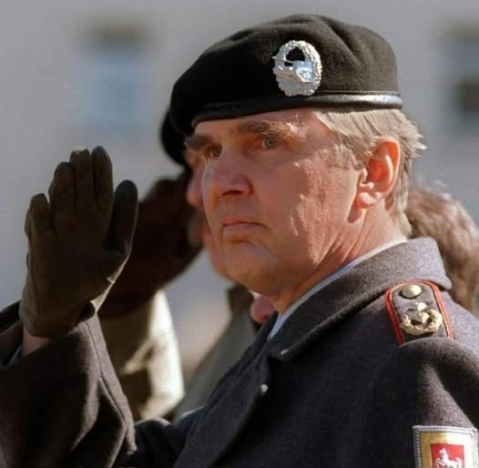 🇩🇪Generalmajor a.D. Schultze-Rhonhof:
Ich habe nicht 37 Jahre als Soldat gedient, um  den Frieden zu bewahren, und um jetzt kommentar- und tatenlos zuzusehen, wie Deutschland langsam, aber wahrscheinlich auf die Teilnahme an einem fremden und sinnlosen Krieg zugesteuert wird.