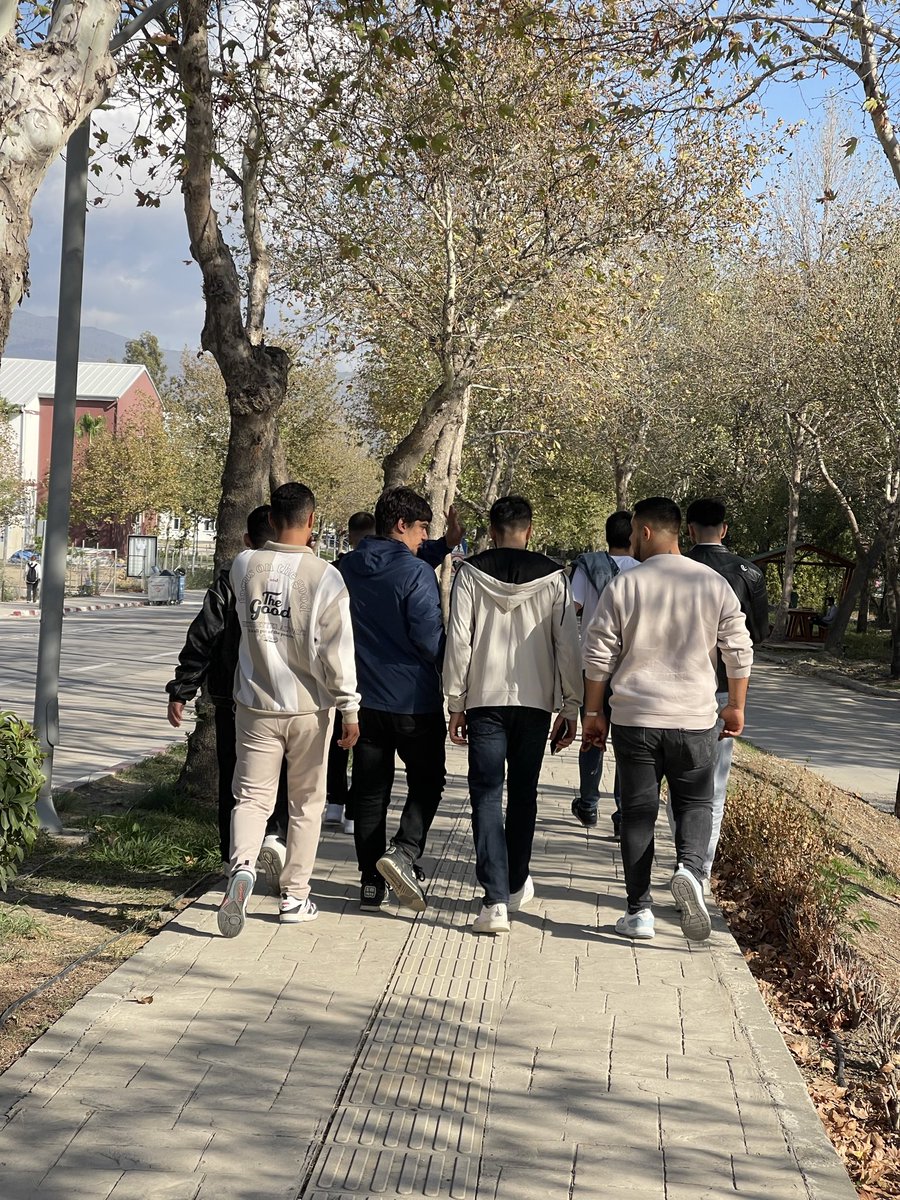 Yer: Hatay Mustafa Kemal Üniversitesi.
Sabah, derse giden öğrenciler…
Ellerinde kalem, defter, kitap yok.
Çünkü artık kimse okumuyor — herkes sadece “okul bitince atanamayacağız” demeye hazırlanıyor.