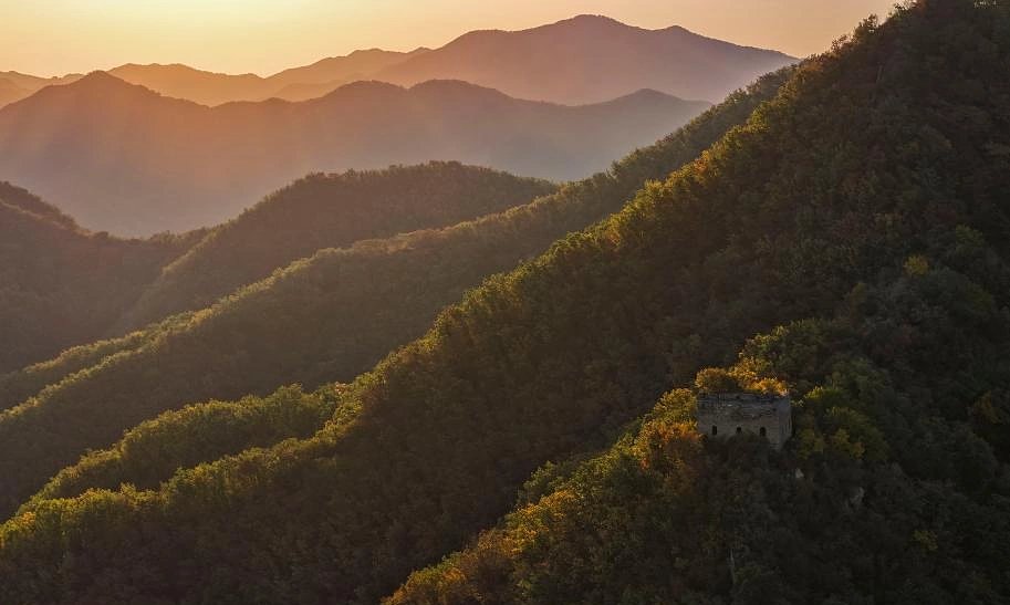 Ảnh chụp từ trên cao cảnh sắc mùa thu tại Vạn Lý Trường Thành Thanh Sơn Quan, ở thị trấn Thượng Ứng, huyện Kiến Tế, thành phố Đường Sơn, tỉnh Hà Bắc, miền Bắc Trung Quốc, ngày 18/10.