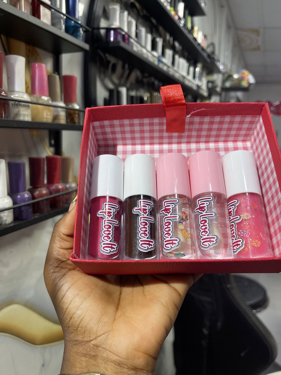 Pampam___xx's tweet photo. Lip gloss obsession level: 100%
Perfectly paired, effortlessly glam โจ๐ Our lip gloss combo gives you the shine and hydration you need! ๐ #GlossGoals #PerfectPout
Price:20k
#iyaloja https://t.co/x1xTCUroqr