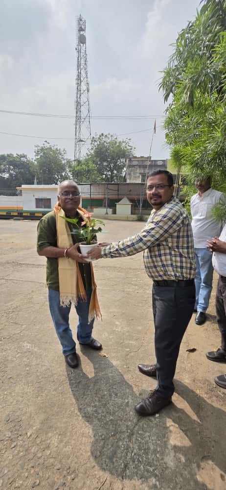 भा.खा.नि.,क्षे.का.(प.बं.),के महाप्रबंधक(क्षेत्र)श्री अमरेश कुमार द्वारा एफ.एस.डी सितारामपुरके निरीक्षण के दौरान एक हृदयस्पर्शी क्षण अभिव्यक्त हुआ।उनका यह दौरा न केवल डिपोके कर्मचारियों के लिए प्रेरणास्रोत रहा,बल्कि गोदामके अधिक प्रभावी एवं दक्ष संचालन की नई दिशाएँ भी उद्घाटित कीं