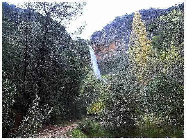 PUEBLOS DE JAÉN 
Cascada de Chorrogil. 
Enclavada en la Sierra de las Villas, en el término municipal de Villacarrillo cerca de Mogón. Esta preciosa cascada vierte las aguas, desde más de 30 metros de altura. 
Feliz descanso.