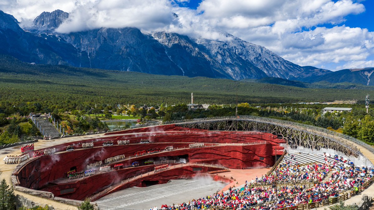 FlyOverChina's tweet image. A show like no other—with Yulong Snow Mountain as the backdrop.
Tourists enjoy an open-air performance in the crisp high-altitude air of Lijiang, blending Naxi culture with majestic nature.
📸: Hu Chao 
📆: Oct 26, 2025
 #Yunnan #CulturalShow #flyoverchina #chinatravel