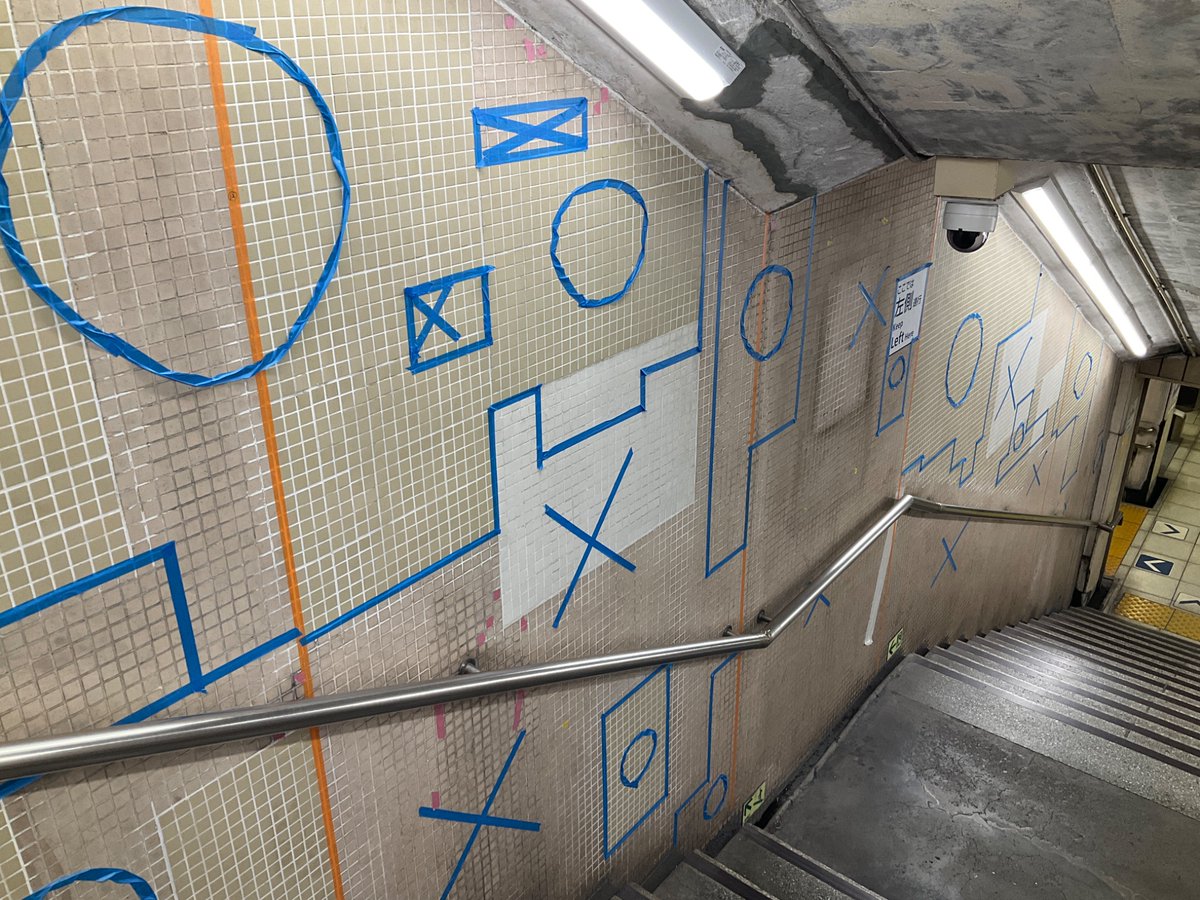 東京メトロ霞ヶ関駅の農水省正面に最寄りのA6出口、壁が謎解きに使うような柄なんですけど…。