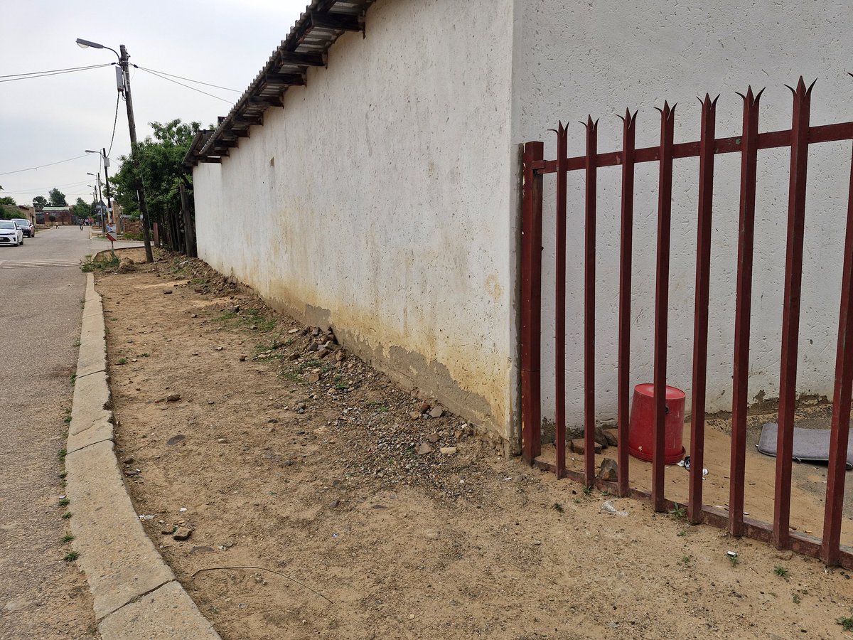 KayaNews's tweet image. The scene where the bodies of two women were found lifeless in #Mamelodi.

A video widely circulated on social media showed the women lying on the side of the road in Mahube Valley.

The pair had gunshot wounds to the head.

Police confirm that a murder investigation has been