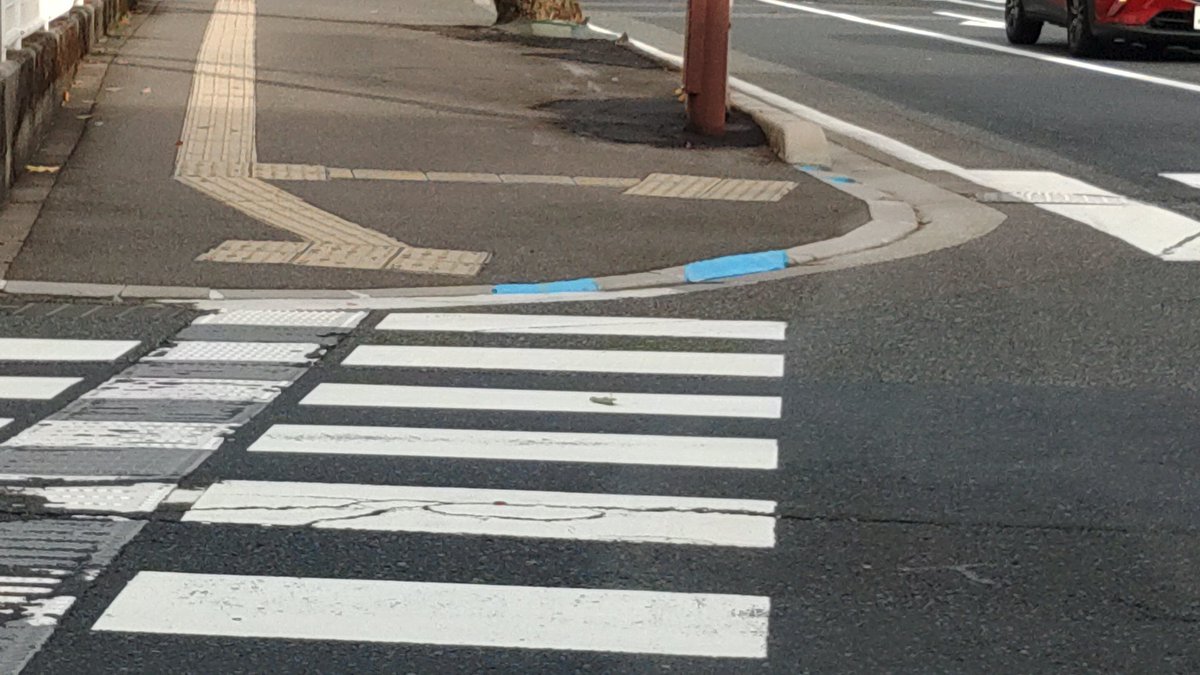 mintworks's tweet photo. 旅ネタ整理。
鳥取市立中央図書館近くにて。
横断歩道の低下縁石が、更に絶妙な擦り付けの縁石に、しかも視認性↑。更に横断歩道の中まで誘導ブロック！
(元)道路屋として感動✨、チェアウォーカーとして感激💙。
#道路 https://t.co/ZXjZ77q9EY