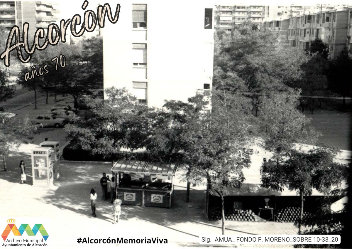 Aunque estamos enfilando el final del año, hoy os traemos una imagen que resume el verano; los puestos de venta de helados y los de venta de melones.🍈🍉🍦 Además, también hay unas cabinas telefónicas. Es San José de Valderas en los años 70 <a href="/heladosFrigo/">helados Frigo</a> .
#AlcorcónMemoriaViva.