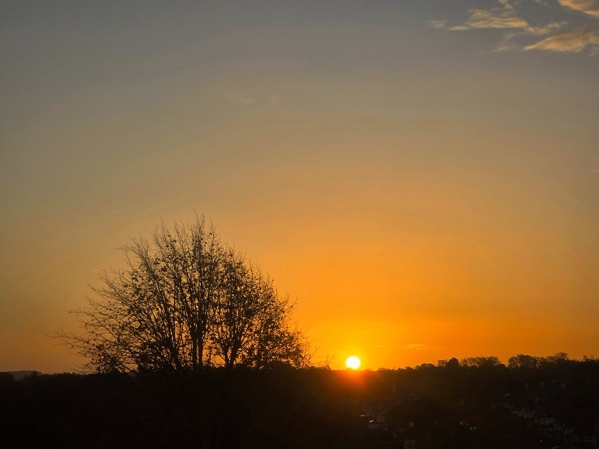 Good morning all! A new week and British Summer Time 2025 is now just a memory but it's a glorious sunrise! <a href="/StormHour/">#StormHour</a> <a href="/ThePhotoHour/">#ThePhotoHour</a> <a href="/metoffice/">Met Office</a>