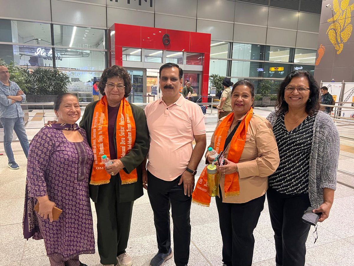 thearyasamaj's tweet photo. अंतरराष्ट्रीय आर्य महासम्मेलन 2025 में भाग लेने अमेरिका से भारत की राजधानी नई दिल्ली पहुचें आर्य प्रतिनिधि सभा अमेरिका के महामंत्री विश्रुत आर्य जी एवं अन्य आर्यजन जहां उनका दिल्ली एयरपोर्ट पर जोरदार स्वागत किया गया।
#IAMS2025 #aryasamaj150