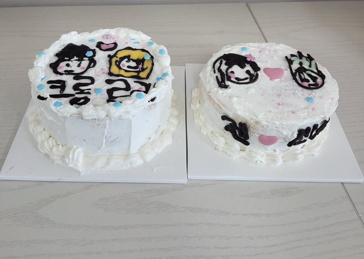 오늘 학교에서 케이크 만들었어요😻😻 옆에는 고릴라가 만든 센겐