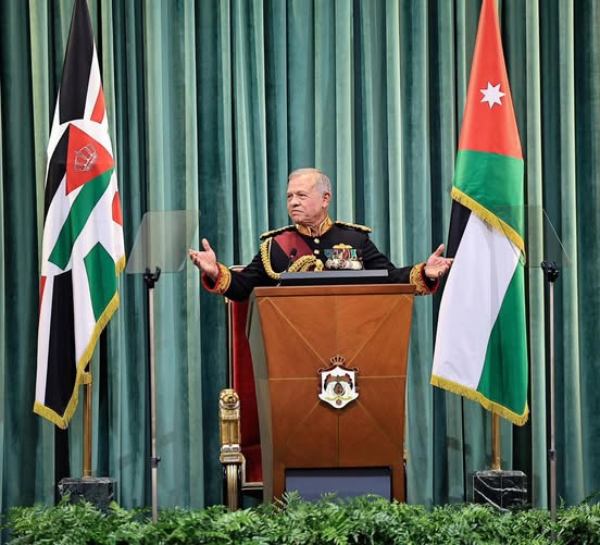 أكد رئيس جمعية رجال الأعمال الأردنيين أيمن علاونة، إن خطاب العرش السامي الذي ألقاه جلالة الملك عبدالله الثاني رسم ملامح المرحلة المقبلة، مؤكدًا أهمية تعزيز التنسيق بين مؤسسات الدولة لدعم النمو الاقتصادي وتحقيق العدالة الاجتماعية.