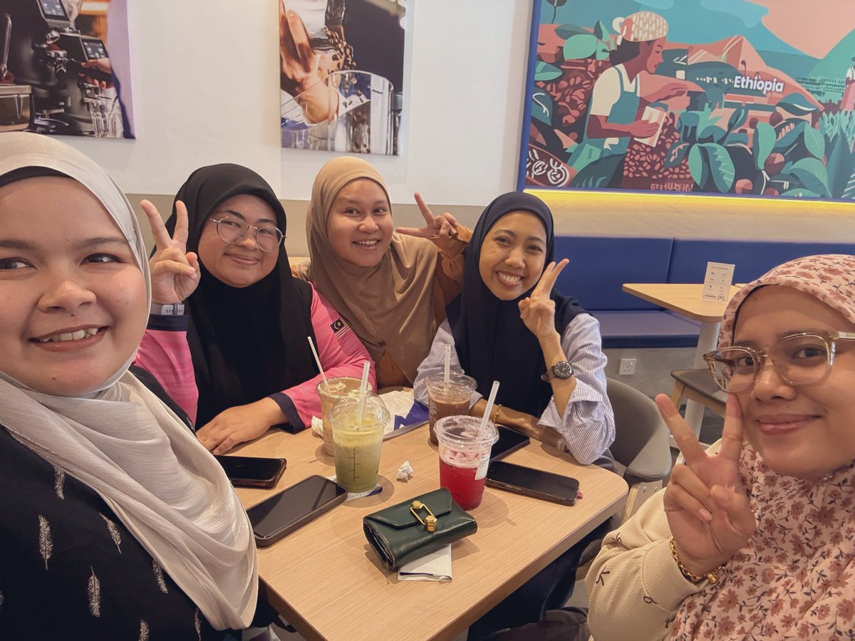 aliyaramlee's tweet photo. menyantuni kawan kawan sekolah 🍉🫶🏻 https://t.co/n2H91wcjcT