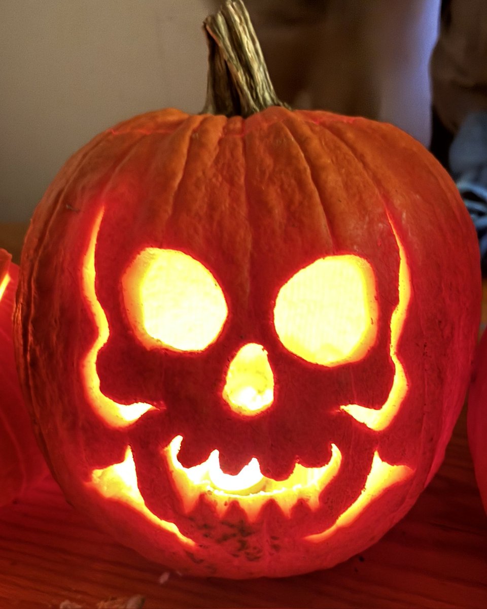 IAM8ull's tweet image. Pumpkin Carving with @WoWMerixxa 2025 1 of 2