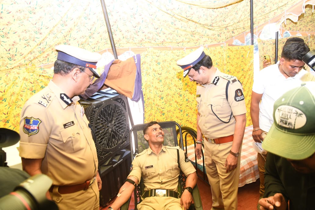 hydcitypolice's tweet photo. Service beyond duty. Sacrifice beyond words. 🩸
To honour our Police Martyrs, Hyderabad Police organised a Mega Blood Donation Drive across the city as part of #PoliceCommemorationWeek.
The event, graced by Sri Shivadhar Reddy, IPS
DGP, Telangana @TelanganaDGP and Sri V.C. Sajjanar, IPS, CP HydCity @SajjanarVC stands as a heartfelt tribute to those who laid down their lives in the line of duty.
#HyderabadPolice #EveryDropCounts #TributeToMartyrs
