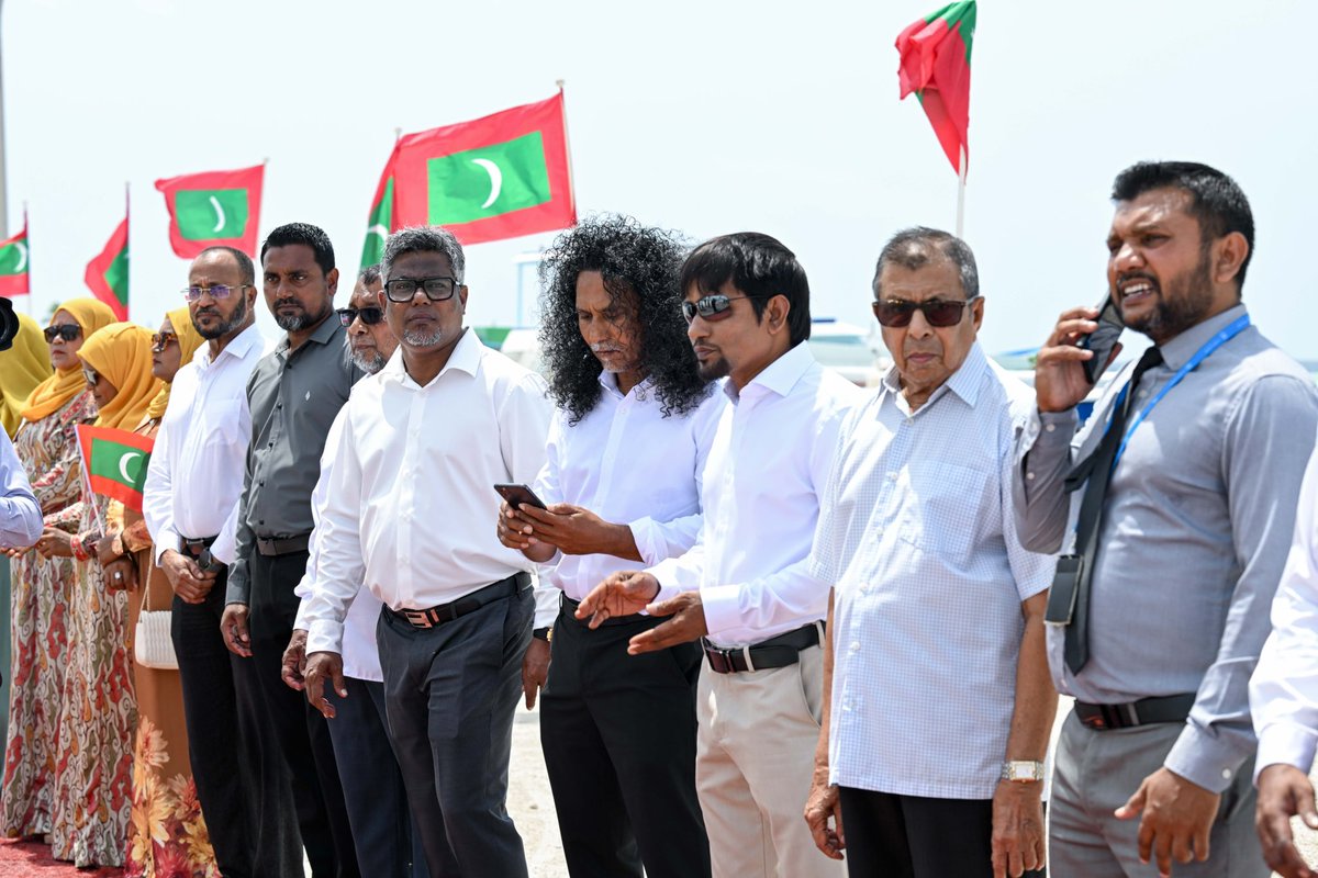 PncKurendhoo's tweet photo. ރައީސުލްޖުމްހޫރިއްޔާ ޑރ. މުޢިއްޒުއަށް ހޫނު މަރުޙަބާއެއް ޅ.ކުރެންދޫއިން ކިޔައިފި.

#prokurendhoo #lhaviyanivisit #kurendhoopnc @MMuizzu https://t.co/JEJuNE4WyV