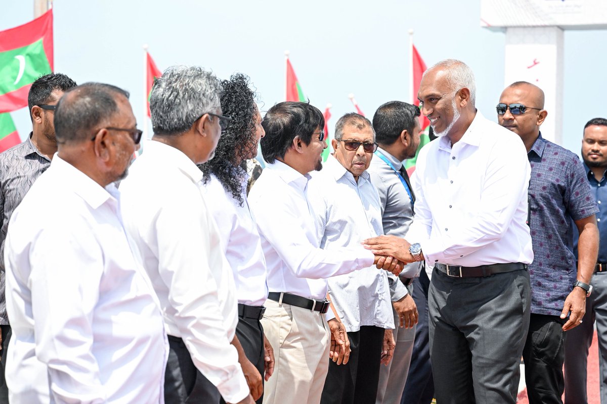 PncKurendhoo's tweet photo. ރައީސުލްޖުމްހޫރިއްޔާ ޑރ. މުޢިއްޒުއަށް ހޫނު މަރުޙަބާއެއް ޅ.ކުރެންދޫއިން ކިޔައިފި.

#prokurendhoo #lhaviyanivisit #kurendhoopnc @MMuizzu https://t.co/JEJuNE4WyV