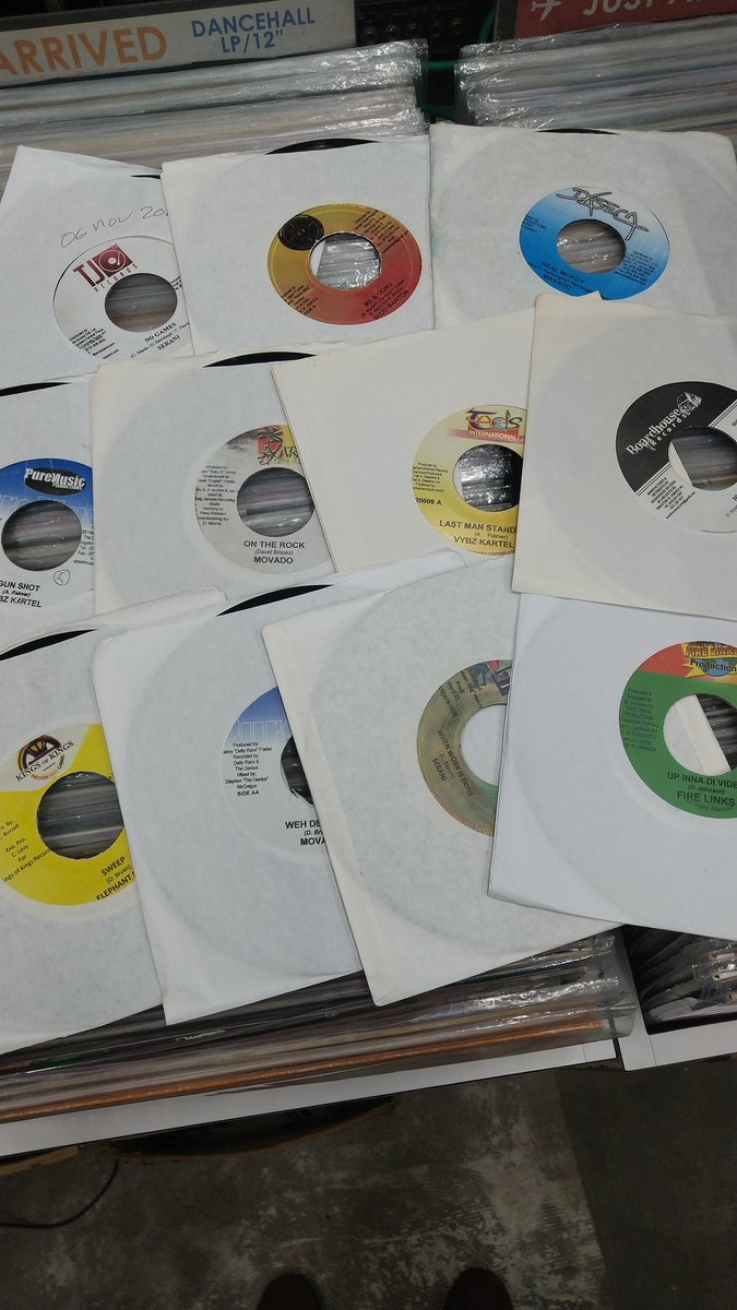 00年代の強力なのを本日店に出します。たぶん100枚くらい。レゲエのレコードの歴史上このへんのがいちばんレアで、今後収集が最も困難になると思われます

なぜレアか？買う人が最も少なかった時期だからです。