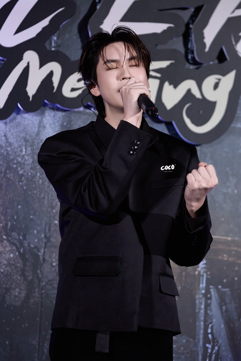 Coco_yannn's tweet photo. premprem shines under the spotlight 🤩🌻

#RevampSeriesFinalEP 
@bb0un @Prem_space https://t.co/0xbgm8qy5i