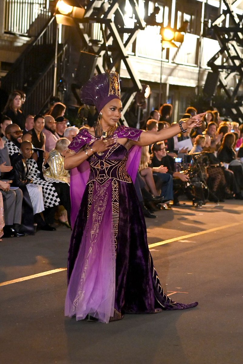 Angela Bassett on the Vogue World: Hollywood runway 👑

📸  Jon Kopaloff