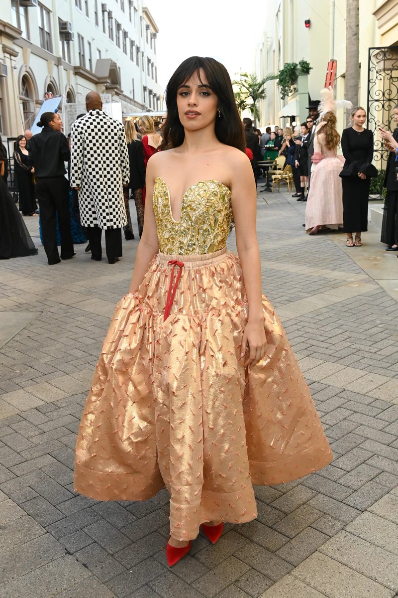 Vogue Mex y Latam (@voguemexico) on Twitter photo Camila Cabello luce como una auténtica princesa en #VogueWorld 2025 con pumps rojos y falda color durazno. Fotos: vogue-latam.visitlink.me/-oBkoO Camila Cabello luce como una auténtica princesa en #VogueWorld 2025 con pumps rojos y falda color durazno. Fotos: vogue-latam.visitlink.me/-oBkoO