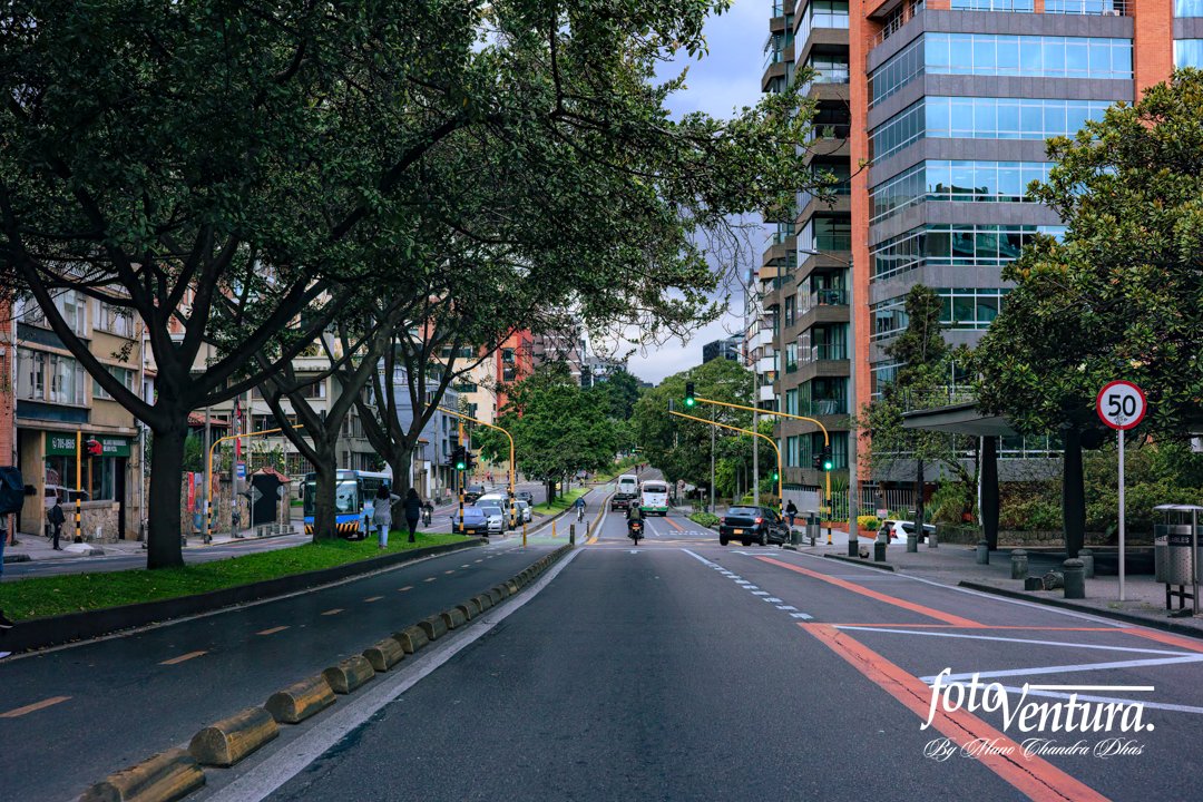 CoromandelSAS's tweet photo. This is normally a very busy road in Bogotá, Colombia, but only one single lane for all the traffic. Left lane for bicycles, right for buses. Please check my portfolio: https://t.co/1zYZxOX0mJ #Bogota #Colombia #carreraséptima #fotoventura #gettyimagescontributor https://t.co/rZ7T7thkYc