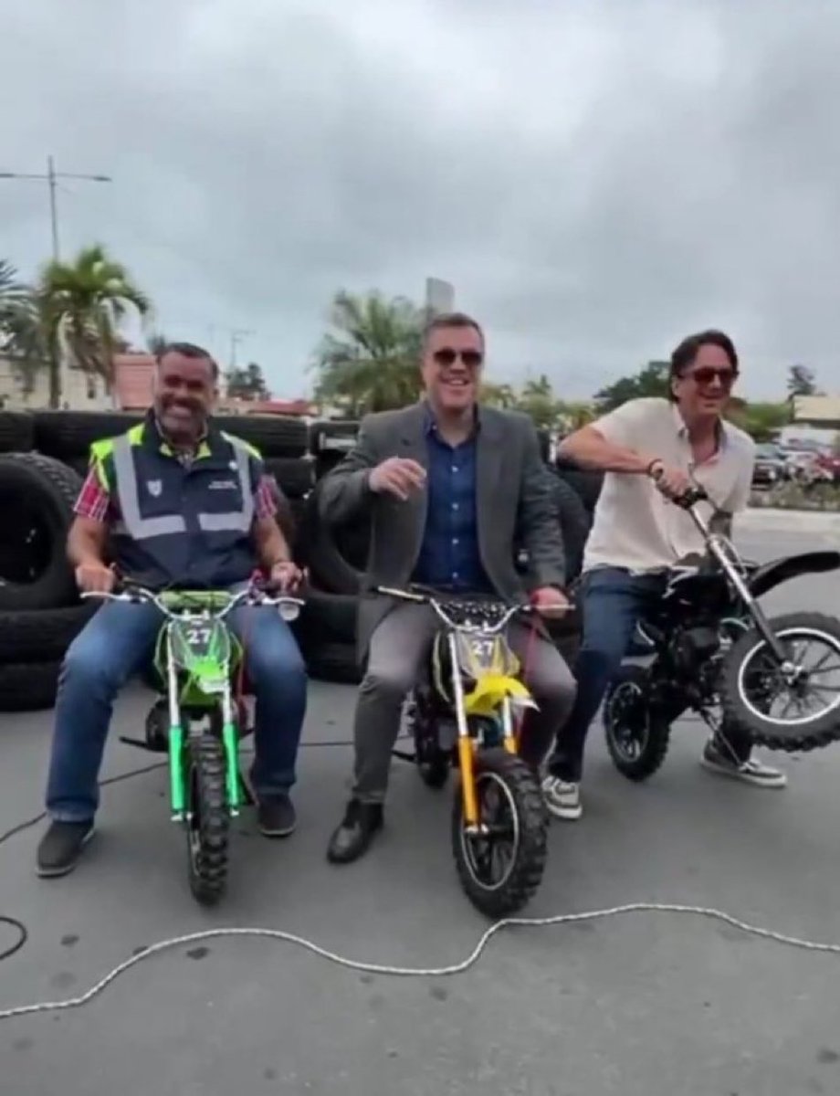 VAr维 🇪🇨 (@escritorlapidar) on Twitter photo Carlos Vera tranquilamente podría hacer uso de estas mini motos y quizás le queden grande. Para #DanielNoboa el país es una burla, y si mi querido pendejo que me diste el voto, se burla de ti. Carlos Vera tranquilamente podría hacer uso de estas mini motos y quizás le queden grande. Para #DanielNoboa el país es una burla, y si mi querido pendejo que me diste el voto, se burla de ti.