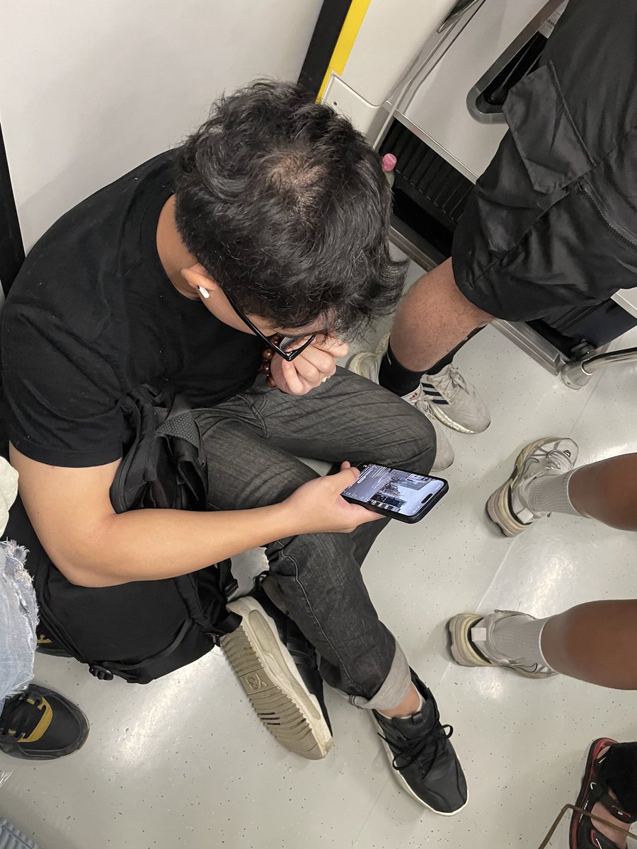 tarezoukk's tweet photo. 中国人だか何人だか知らないけど、
人にぶつかっても何も言わない、
満員なのに座り込む、
本当にキモい人種 https://t.co/MRRFnZr7sx