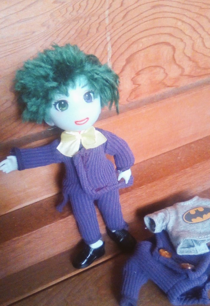 🃏人形のスーツ 製作 2着目！
1着目が下に T シャツを着て幅広だったのでごわごわした感じですが、すっきりとさせてみました。
やっぱりテールコートはテールの部分
難しい｡⁠:ﾟ⁠(⁠;⁠´⁠∩⁠`⁠;⁠)ﾟ⁠:⁠｡
後はドール用のミニボタンもつけてみようと思います。
ちょっとは🃏っぽくなったかな…