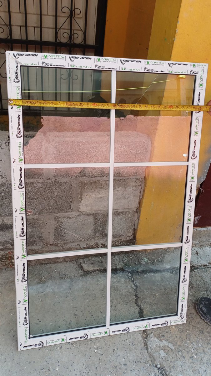 Otra situación del mundo y los tiempos de los ABSURDOS...
Una ventana de 1.20x1.50 cuesta 90.00💵; se le rajó un vidrio de 1 de los 2 paños y me recomiendan un lugar en Río Abajo para la reparación.
Me dice el técnico que quitarlo y ponerle un nuevo vidrio, me lo dejan en