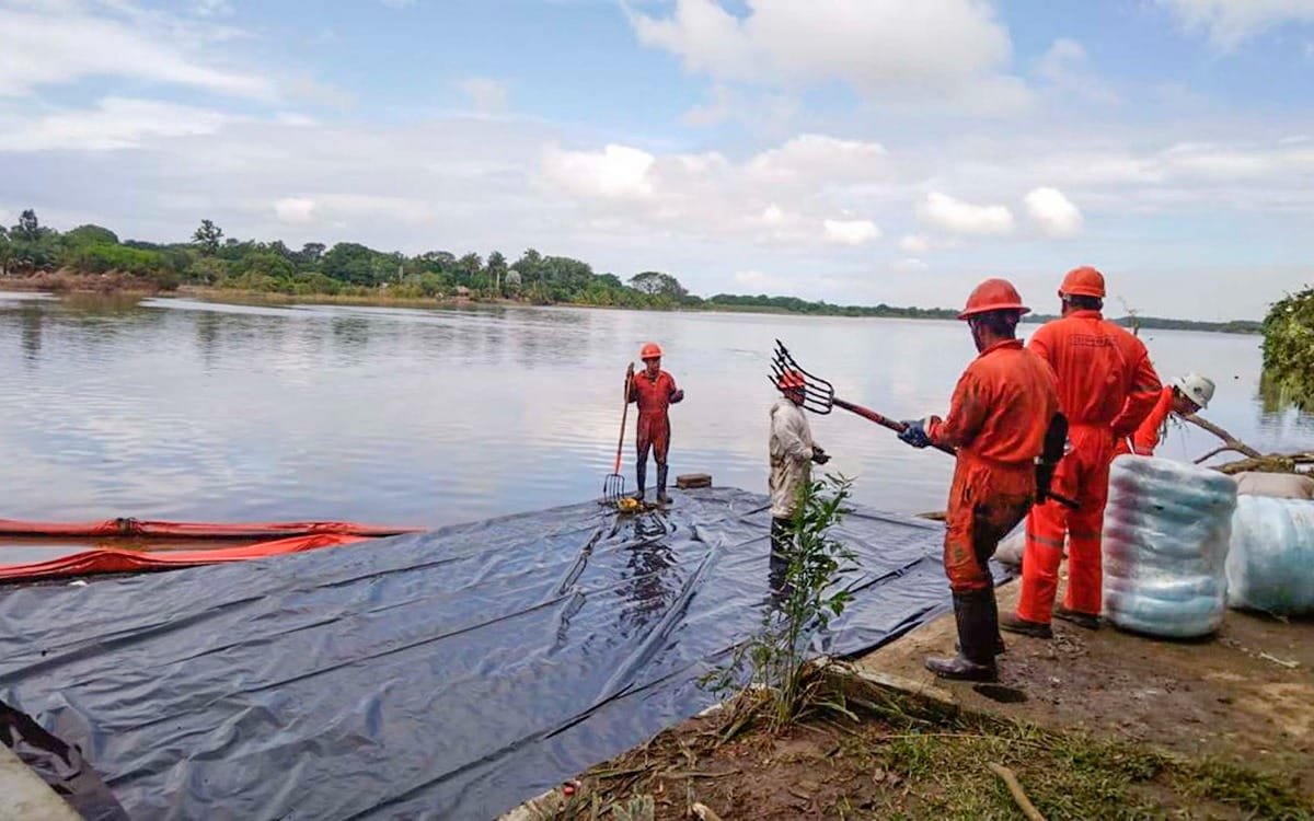 SPRInforma's tweet image. #Nacional 

@Pemex informó este 26 de octubre que continúan los trabajos de atención a la fuga en el oleoducto #PozaRica–Madero, en Álamo #Temapache, #Veracruz. Hasta el momento se han recuperado 2 millones 124 mil 100 litros de hidrocarburo en 10 puntos estratégicos, con…