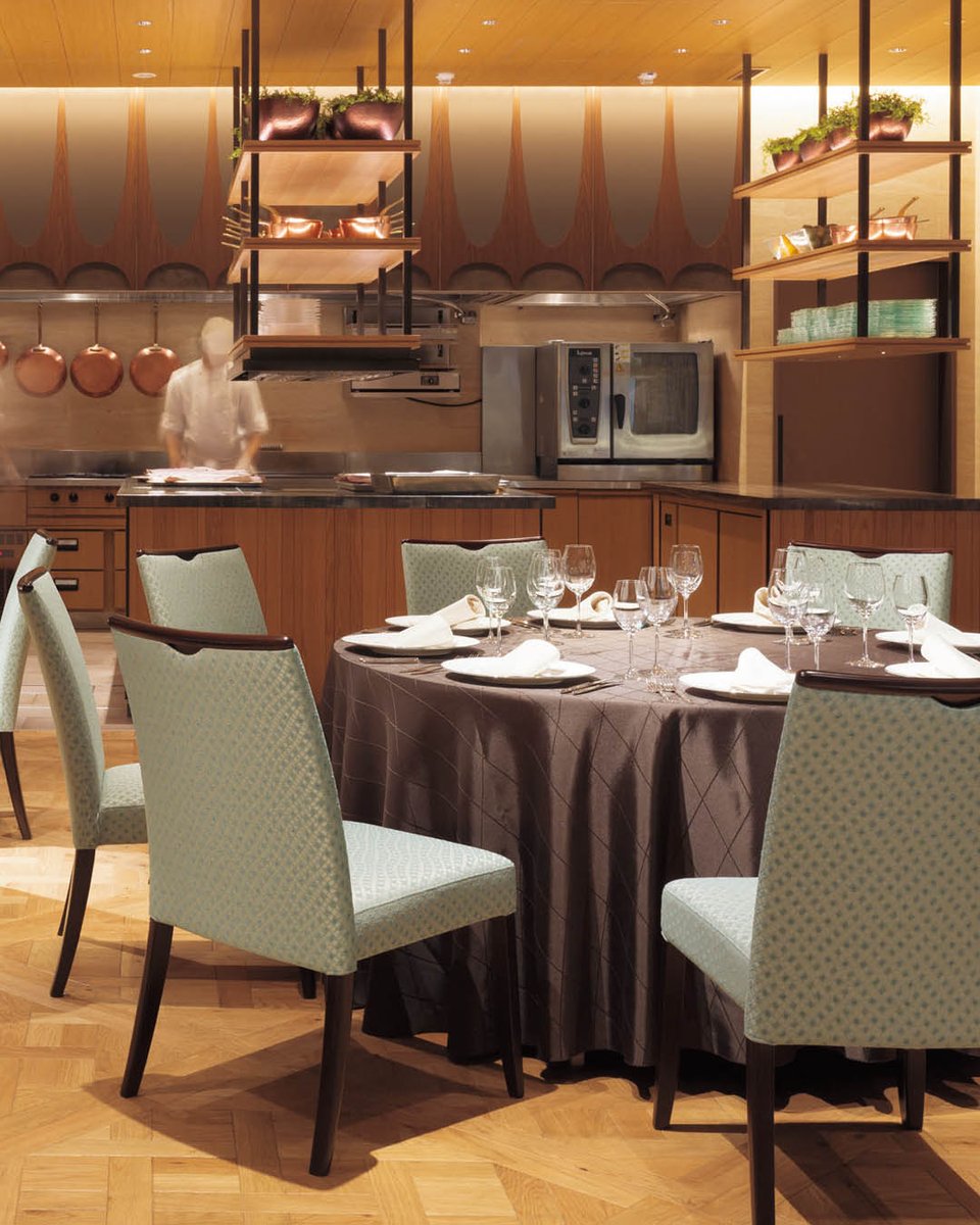 HUSTNET's tweet image. #ダイニングチェア #店舗内装
#企業公式相互フォロー #企業公式秋のフォロー祭り
「トレンHM 」は、スタッキング機能と持ちやすい笠木が特徴的な、スリムな張りぐるみスタイルの木製椅子です。同シリーズで、ローバックや肘付もございます。

家具：トレンHM
ブランド：クレス
税込特価：￥47,008 ～…